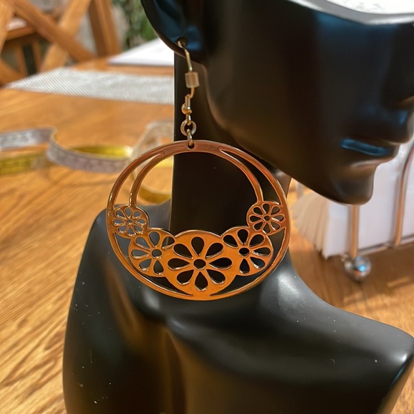 Beautiful gold tone earrings for pierced ears. 2 3/4 inches long/7 cm. - Picture 2 of 4